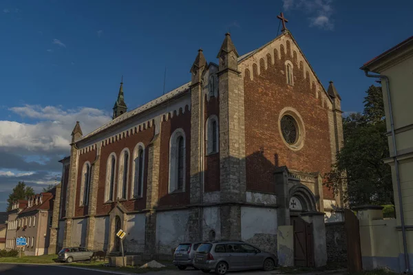 Kościół Miejscowości Krasno Słoneczny Letni Wieczór Górach Les Slavkovsky — Zdjęcie stockowe