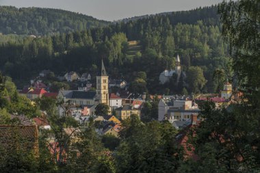 Yaz çok sıcak güneşli sabah kasabada Kraslice