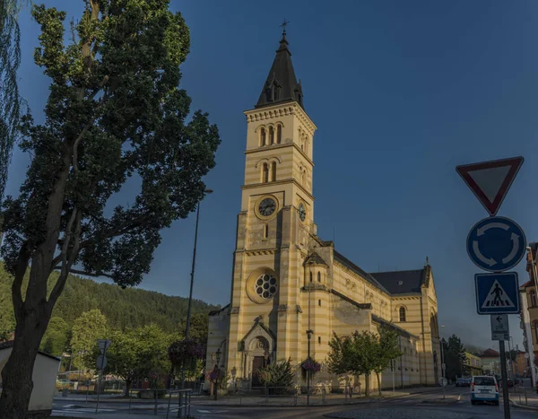 Bella Grande Chiesa Nella Città Kraslice Estate Mattina Calda — Foto Stock