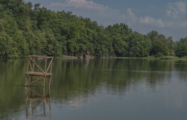 Havuzlar yaz sıcak güneşli gün Güney Bohemya'da