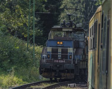 Mavi elektrikli tren istasyonunda Rozmberk nad Vltavou yaz gün