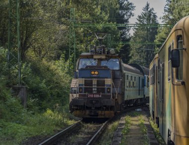 Mavi elektrikli tren istasyonunda Rozmberk nad Vltavou yaz gün