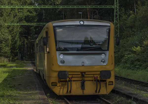 Rozmberk Nad Vltavou Station Met Gele Diesel Trein Zomerdag — Stockfoto
