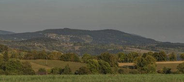 Krkonose dağlar yakınındaki akşamları sonbahar günbatımı zamanı