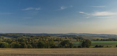Roprachtice köyü yakınındaki akşam kahverengi plough alan ile sonbahar zamanında