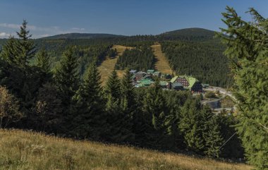 Cervenohorske geçmek Jeseniky dağlarda yaz gün mavi gökyüzü ile