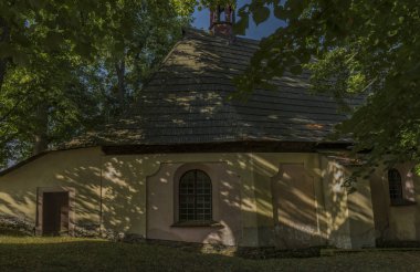 Yaz aylarında Snezne köyünde eski kilise çok sıcak güneşli sabah