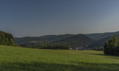 Orman ve çayır yaz çok sıcak güneşli sabah kasabada Kraslice üzerinde