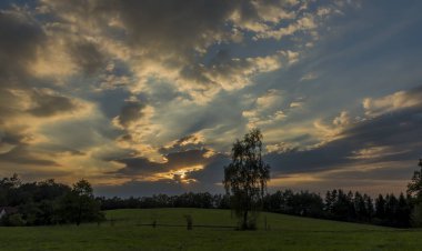 Bulutlu turuncu mavi günbatımı Ceske Budejovice city yakınındaki sonbahar akşam