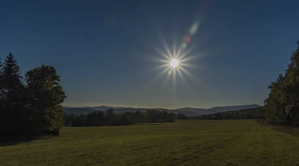 Prados Floresta Parque Nacional Sumava Sul Boêmia Com Sol Céu — Fotografia de Stock