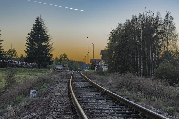 Sumava 国家公园日落时分 Zbytiny 站附近的铁路轨道 — 图库照片