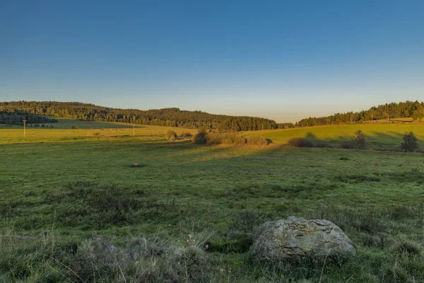 Zonsondergang Weiden Met Stenen Buurt Van Zbytiny Dorp Het Nationaal — Stockfoto