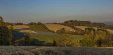 Renkli kuru sonbahar Roprachtice köyü Krkonose Milli Parkı