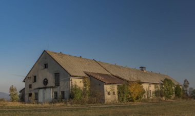 Cowshed sonbahar renk akşam mavi gökyüzü ile Roprachtice köyünde
