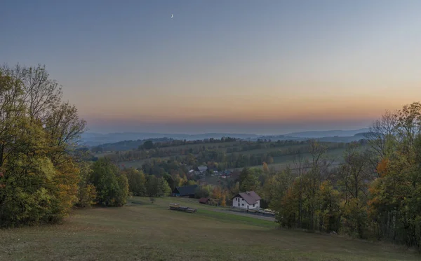 Roprachtice 克尔科诺谢山山村在秋季傍晚日落后 — 图库照片