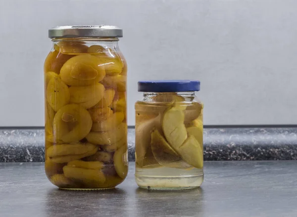 Κομπόστα Βερίκοκο Ξηρό Και Μήλο Διαφανή Ποτήρια Στην Κουζίνα — Φωτογραφία Αρχείου