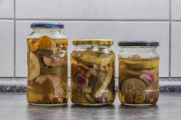 Pickles Dans Des Verres Transparents Dans Cuisine Blanche — Photo