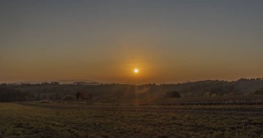 Rengi koyu kırmızı turuncu günbatımı Krkonose Milli Parkı içinde sonbahar akşam