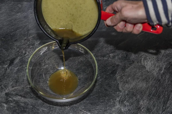 烹饪大麻绿色黄油在热水中的厨房 — 图库照片