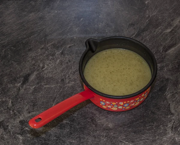 烹饪大麻绿色黄油在热水中的厨房 — 图库照片