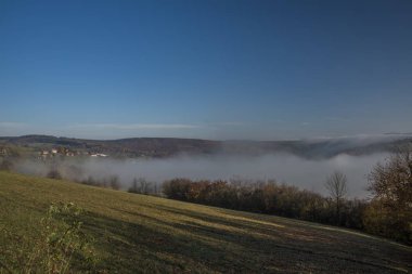 Slovakya sınırı yakınlarında Zitkova köyü yakınındaki Vadisi'nde inversiyon ile güzel bir sabah