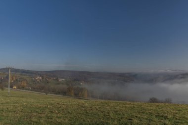 Slovakya sınırı yakınlarında Zitkova köyü yakınındaki Vadisi'nde inversiyon ile güzel bir sabah