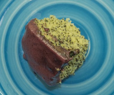 Esrar haşhaş tohum kek Çikolata ve meyve sır mavi plaka ile