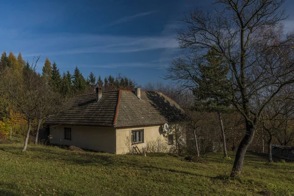 Régi Kis Ház Őszi Hegyek Zitkova Falu Közelében — Stock Fotó