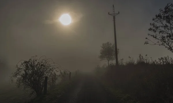 Vägen Från Stary Hrozenkov Till Žitková Dimma Morgonen Med Sol — Stockfoto