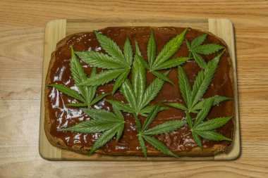 Esrar gingerbread turuncu briar marmelat ve taze yapraklar