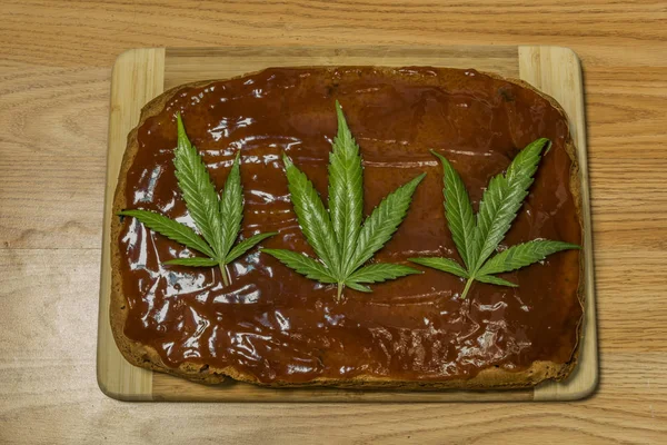 Marihuana Peperkoek Met Oranje Briar Marmelade Verse Blaadjes — Stockfoto