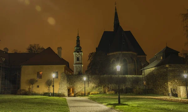 Klatovy turuncu gökyüzü ve sokaklarda ışıkları ile sonbahar gece eski şehirde