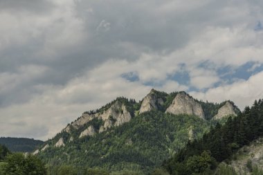 Pieniny Milli Parkı Slovakya bulutlu karanlık sıcak günde