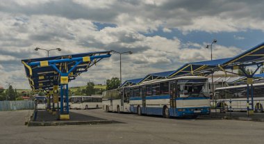 Mavi koç ve Kuzey Doğu Slovakya Kezmarok kasabasında eski platform otobüs istasyonu