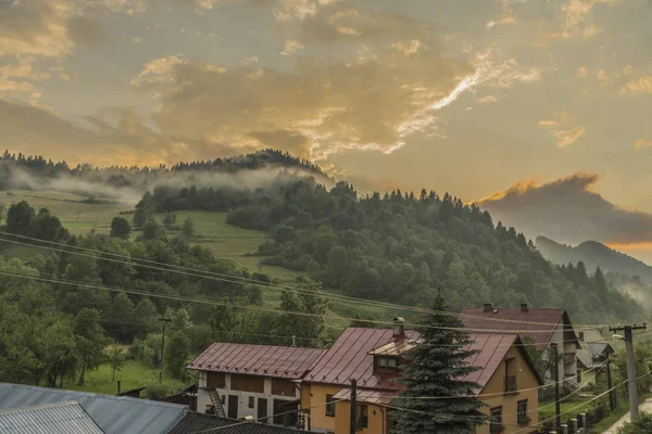 Narancssárga Naplemente Köd Pieniny Nemzeti Park Lesnica Faluban Vihar Után — Stock Fotó