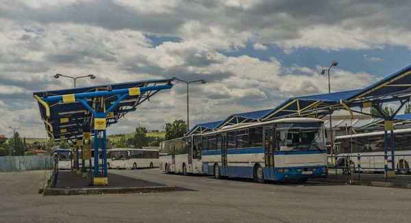 Mavi koç ve Kuzey Doğu Slovakya Kezmarok kasabasında eski platform otobüs istasyonu