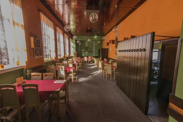 Eski Komünist Restoran Salonu Kırmızı Masa Örtüsü Masalarda Yemek — Stok fotoğraf