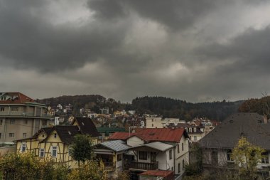 Luhacovice kaplıca kenti Sonbahar sıcak karanlık sabah evlerde