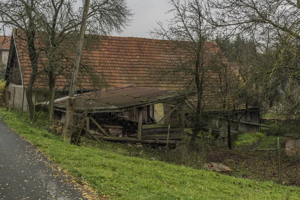 Sonbahar sıcak gün ama karanlık Preckovice köyde eski evleri