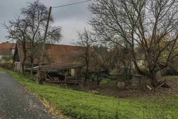 Sonbahar sıcak gün ama karanlık Preckovice köyde eski evleri