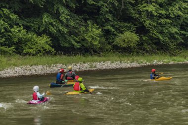 Pieniny Milli Parkı Slovakya ve Polonya sınırında Dunajec nehrinde tekne kayık