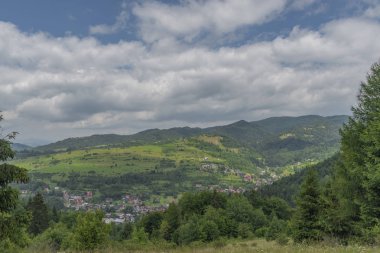 Pieniny Milli Parkı güneşli akşam Polonya Szczawnica kaplıca kenti