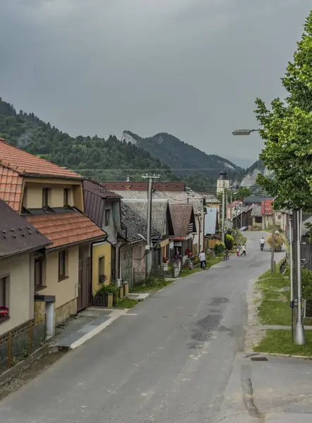 Noche Antes Tormenta Pueblo Lesnica Parque Nacional Pieniny Tarde Gris — Foto de Stock