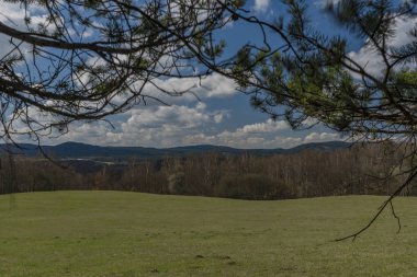 Yüksek Slavkov town bahar güzel günde yakınındaki çayır ve Mera arazi