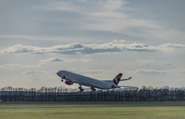 Take Airplane Capital Prague Spring Cloudy Evening — Stock Photo, Image