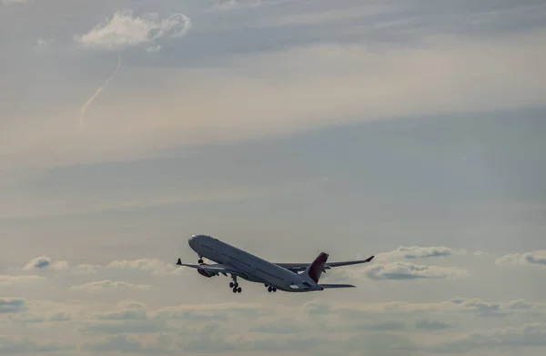 Take Airplane Capital Prague Spring Cloudy Evening — Stock Photo, Image