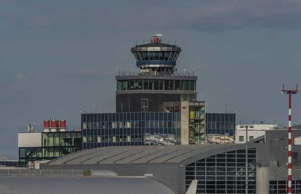 Grande Salão Torre Controle Aeroporto Noite Primavera Ensolarada Com Céu — Fotografia de Stock