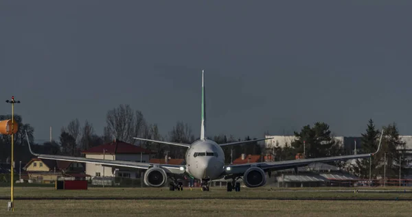 Vooraanzicht Van Landing Van Een Vliegtuig Hoofdstad Praag Mooie Lente — Stockfoto