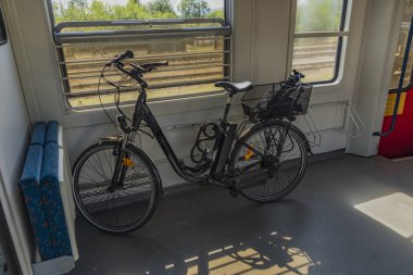 Güneşli bahar öğleden sonra çek tren siyah elektrikli bisiklet