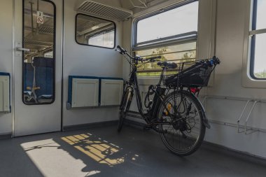 Güneşli bahar öğleden sonra çek tren siyah elektrikli bisiklet